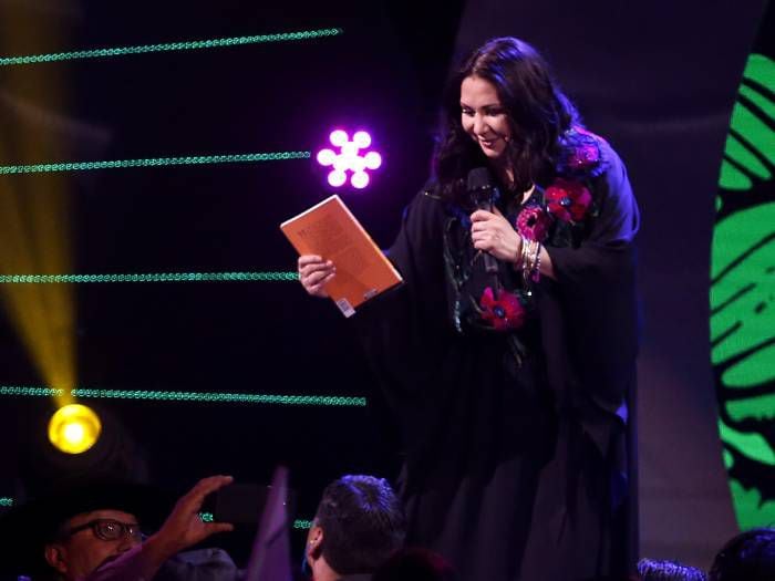 Revelan qué libro recibió de regalo Ana Gabriel durante el show