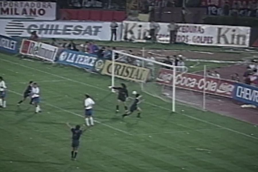 El gol del "Matador" a la Universidad Católica el '94 vuelve a revivir la polémica