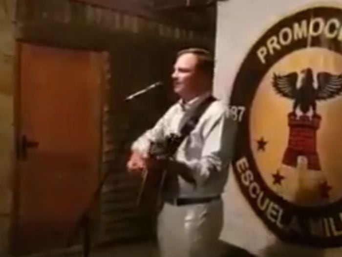 Otra cosa es con guitarra: la despedida musical del exdirector de la Escuela Militar