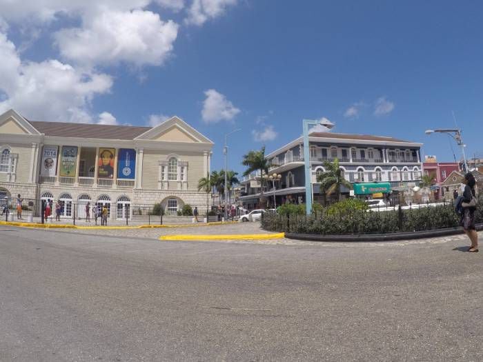 Paseando con La Cuarta: Centro histórico de Montego Bay en Jamaica