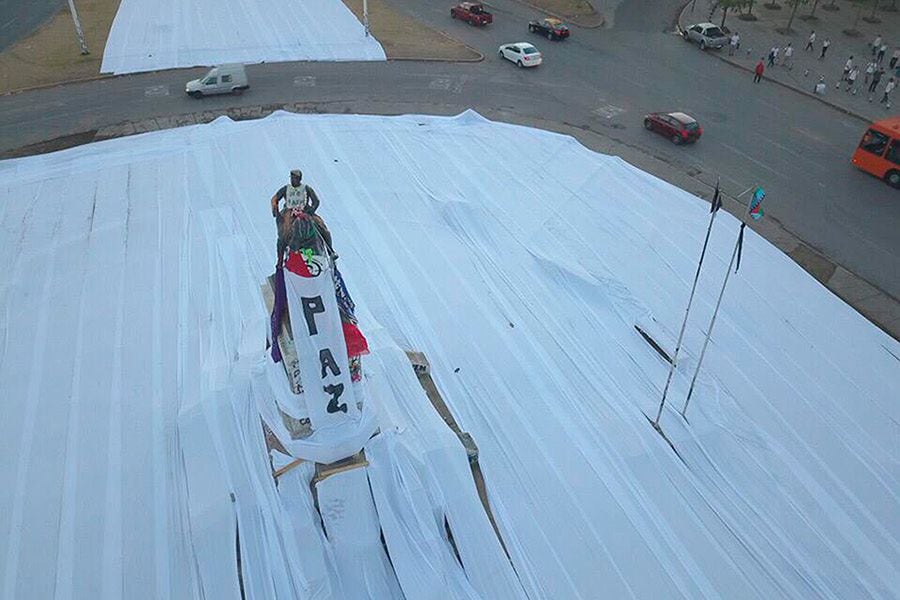 La historia tras la bandera blanca en Plaza Italia