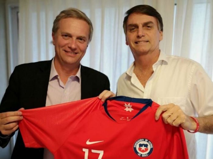 Le llevó la roja: los regalos que Kast le entregó a Bolsonaro