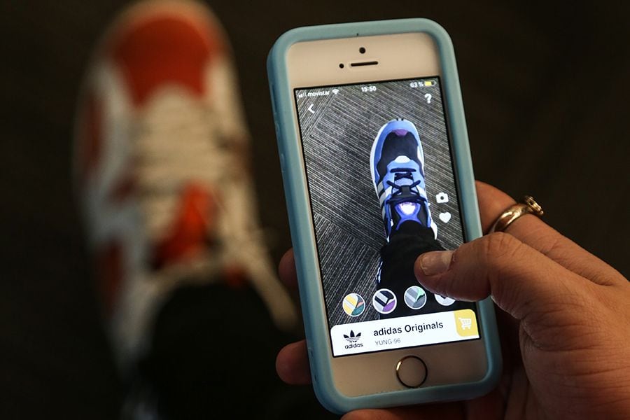 "App" le prueba las zapatillas sin ir a la tienda y se las compra