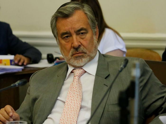 "Su hijo es hasta simpático": Guillier responde a petición de rectificación de Carlos Larraín