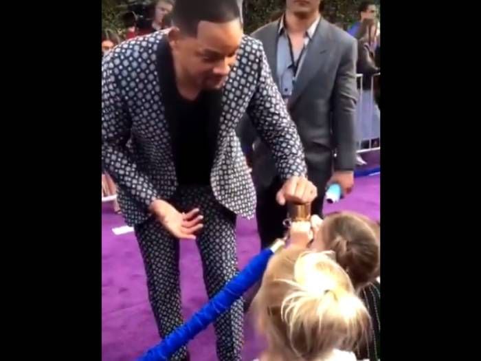 El aplaudido gesto de Will Smith con dos niñas en la premiere de "Aladdín"