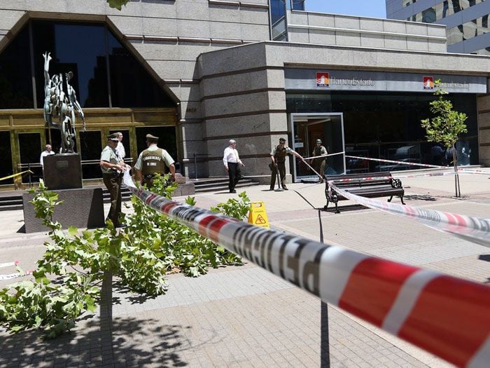 Graban violento asalto a banco de Las Condes: guardia resultó herido