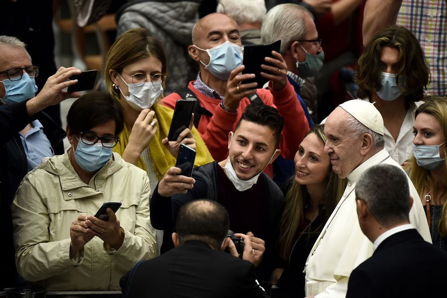 Polémica en el Vaticano: Papa Francisco y sus colaboradores no ocupan mascarillas