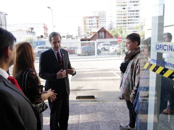 Incómodo momento para el ministro Larraín: joven no lo saluda y tapa su ojo