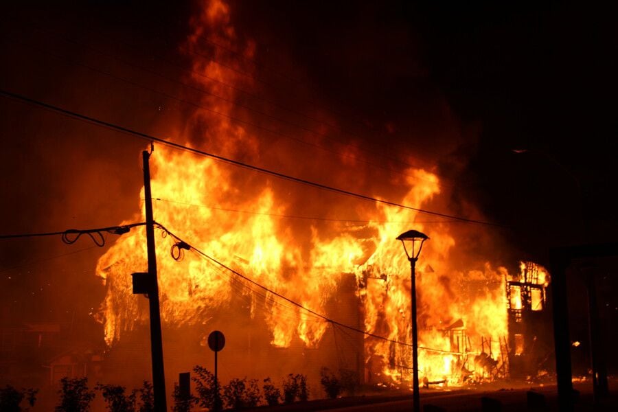 Fuego en Panguipulli: 3 bomberos heridos, Municipalidad, Juzgado, Correos y otras instituciones quemadas tras protestas