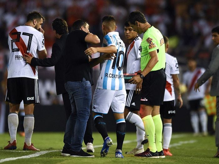 Jugador de Racing golpeó a su técnico en pleno partido contra River