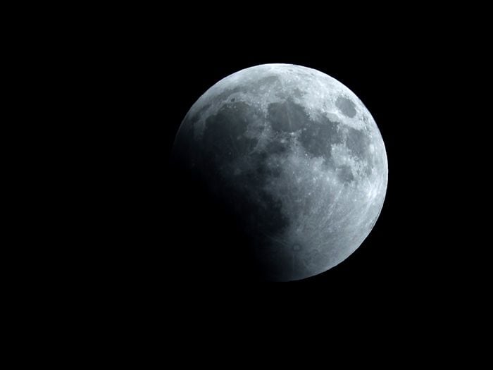 Confirman la presencia de hielo en la superficie de la Luna