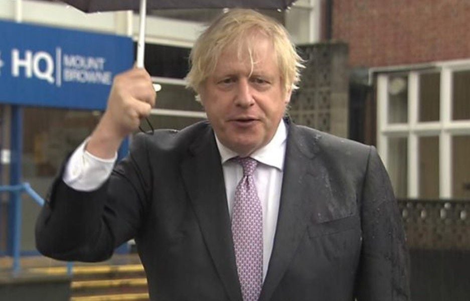 A Boris Johnson se le dio vuelta el paraguas y no pudo protegerse de una lluvia de memes