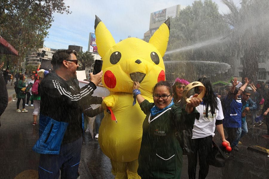 Pikachu no para: "Sigo bailando, tal como los chilenos siguen en la calle"