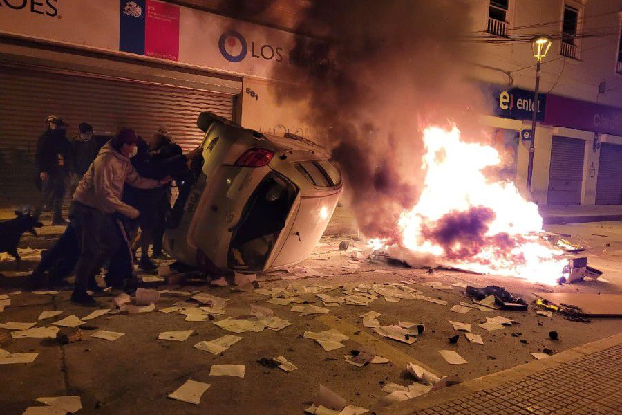 Desconocidos queman auto en el centro de La Serena