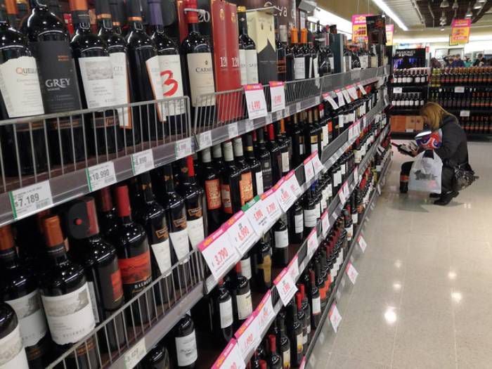 Buscan impedir acceso de menores de edad a pasillos de venta de alcohol en supermercados