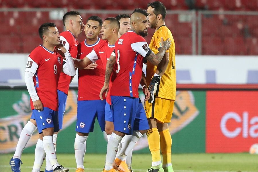 El saludo entre Claudio Bravo y Arturo Vidal volvió a ilusionar