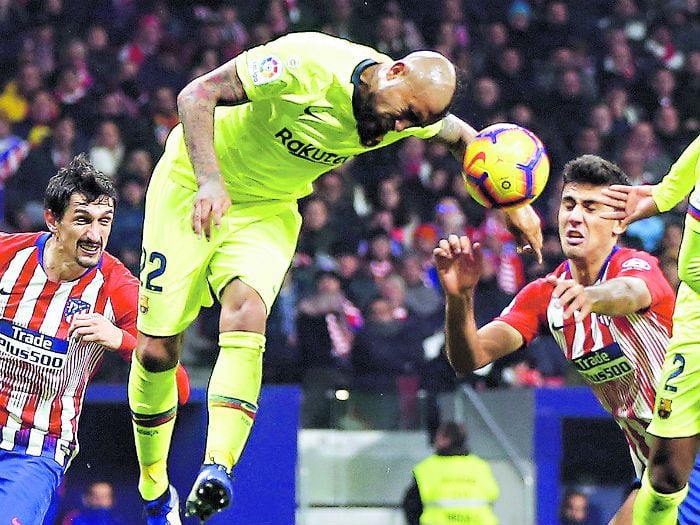 Arturo Vidal saca la cara en el empate del Barça con "Aleti"