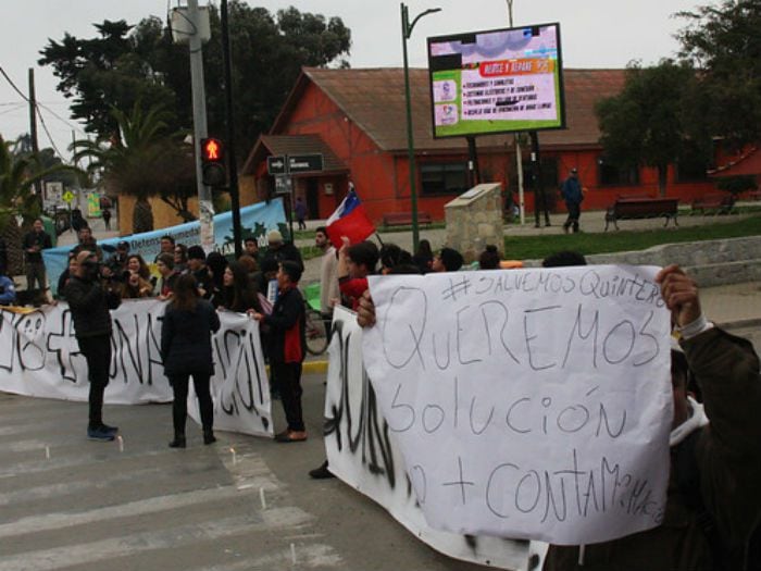 Quintero: vecinos se manifiestan al interior de oficinas de Codelco