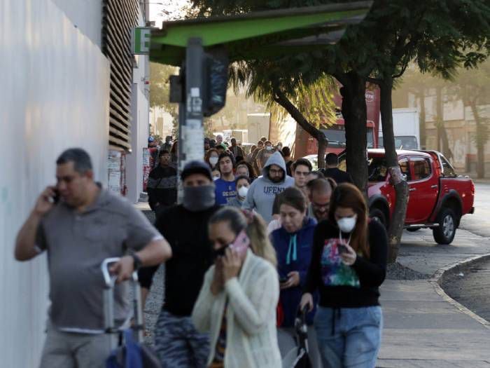 Anuncio de cuarentena en siete comunas genera filas gigantescas en comercio