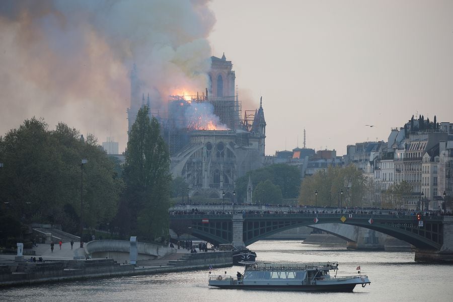 Hasta el "Jorobado" llora por su Catedral de Notre Dame