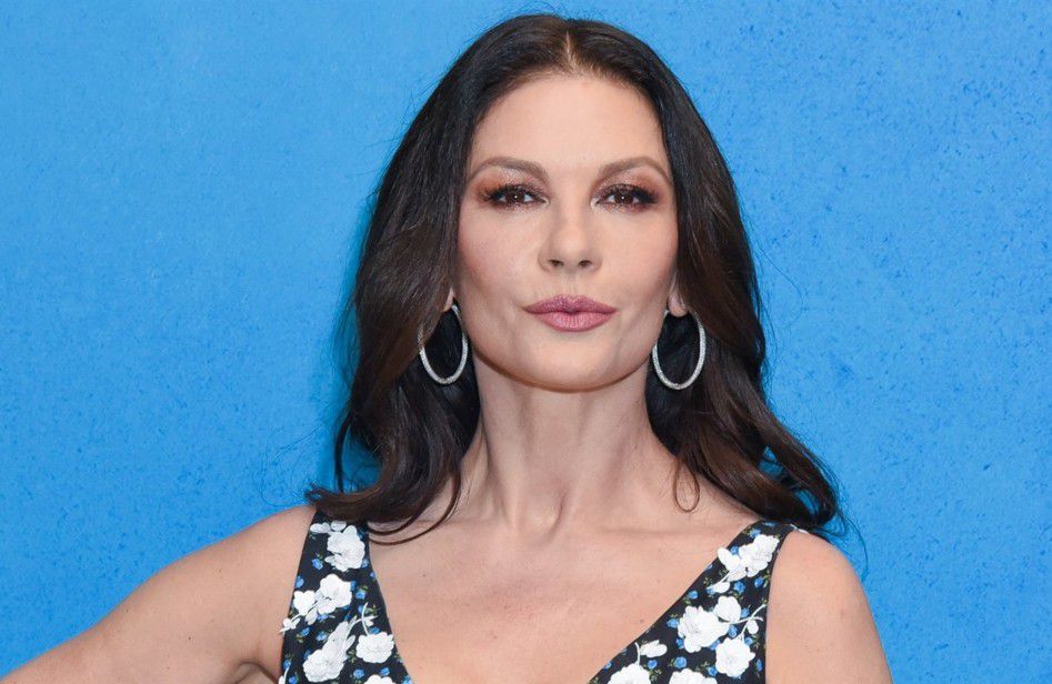 Catherine Zeta-Jones luce en bikini su habilidad para el hula-hula