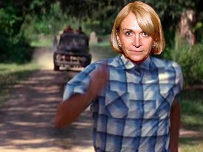 Se lo toma con humor: Evelyn Matthei comparte memes de su veloz huida