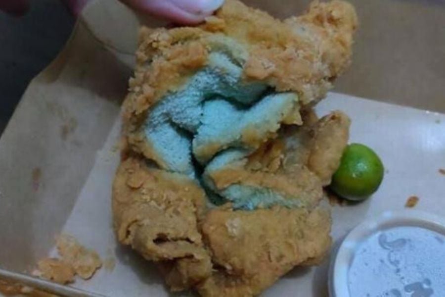 "Difícil de morder": Mujer pidió pollo a un restorán y le llegó una toalla frita