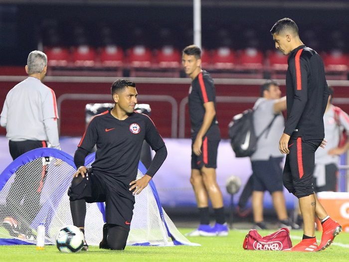 "Con toda la perso": Gonzalo Jara recibe especial arenga para el Chile-Uruguay