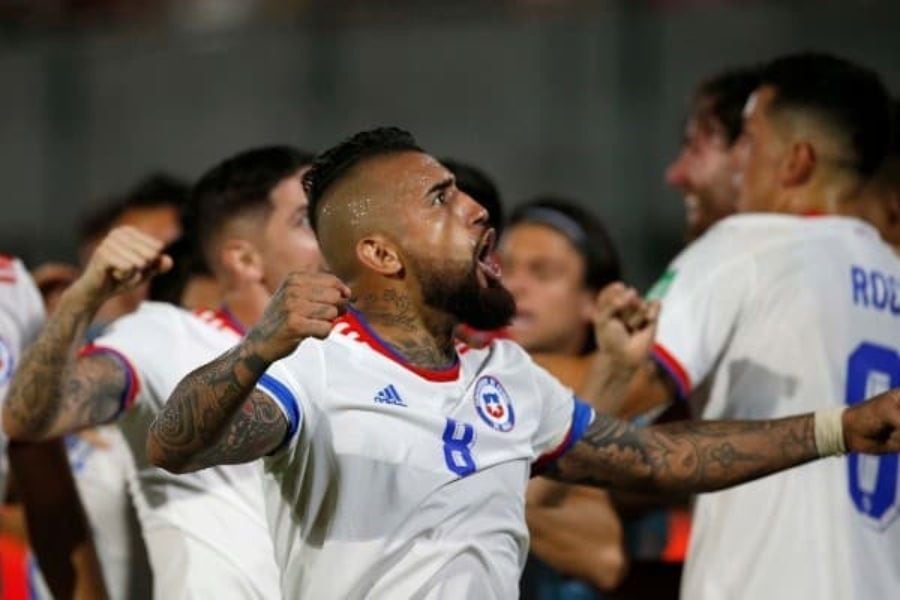 ¿Autogol, olímpico de Sánchez… o de Vidal?: el "King" reclama como suyo el gol de la victoria en Paraguay