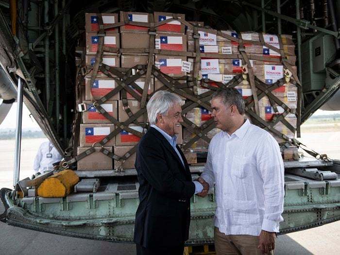 Piñera llegó a tocar la puerta y entregar ayuda humanitaria