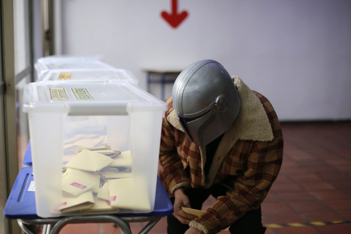 ¿Pedro Pascal?: un "Mandalorian" llegó a votar en colegio de Lo Barnechea