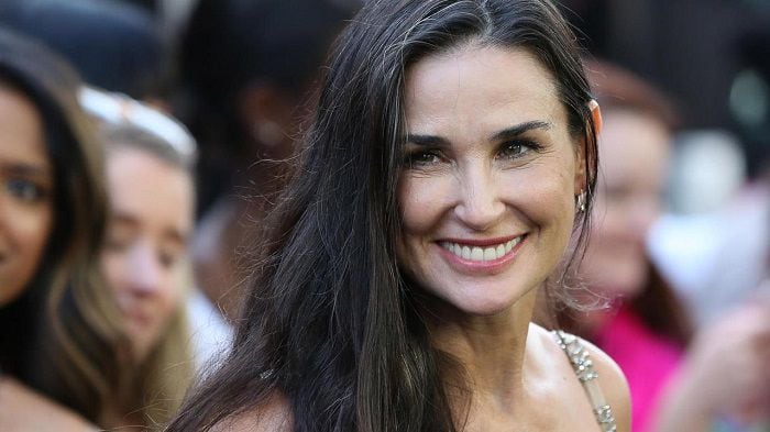 “¡Una hermosa dama!”: Demi Moore la vuelve a romper con bikinazo desde Grecia