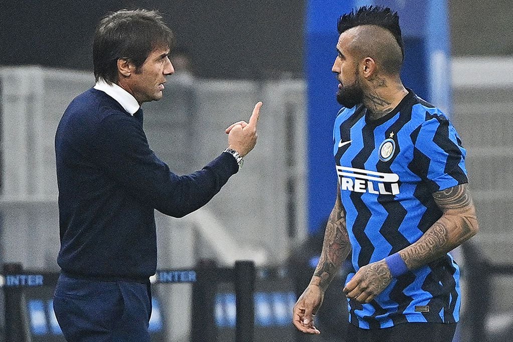 Parma's Italian coach Antonio Conte (L) gives instructions to Inter Milan's Chilean midfielder Arturo Vidal during the Italian Serie A football match Inter Milan vs Parma at the Meazza stadium in Milan on October 31, 2020. (Photo by Vincenzo PINTO / AF...