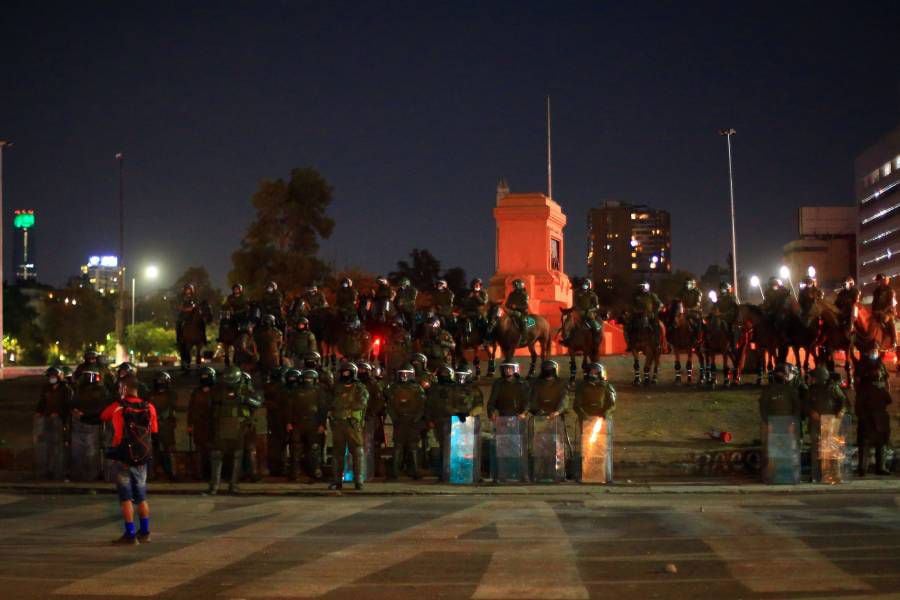 Protestas en Plaza Baquedano dejan 62 detenidos y 13 carabineros lesionados