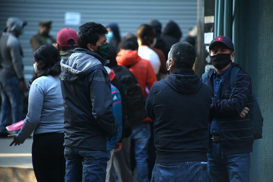 La OMS menciona que en Chile no se respeta la distancia social.