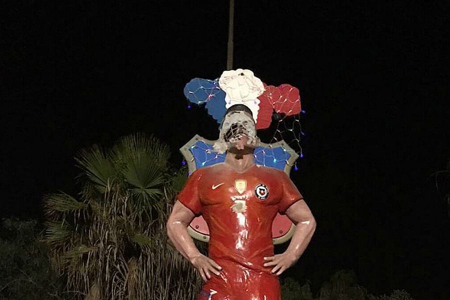 Estatua de Alexis Sánchez amaneció a lo "Terminator"