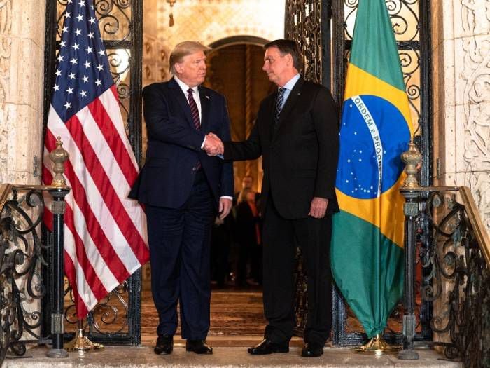 Bolsonaro tuitea que habló con Trump para intercambiar "experiencias"