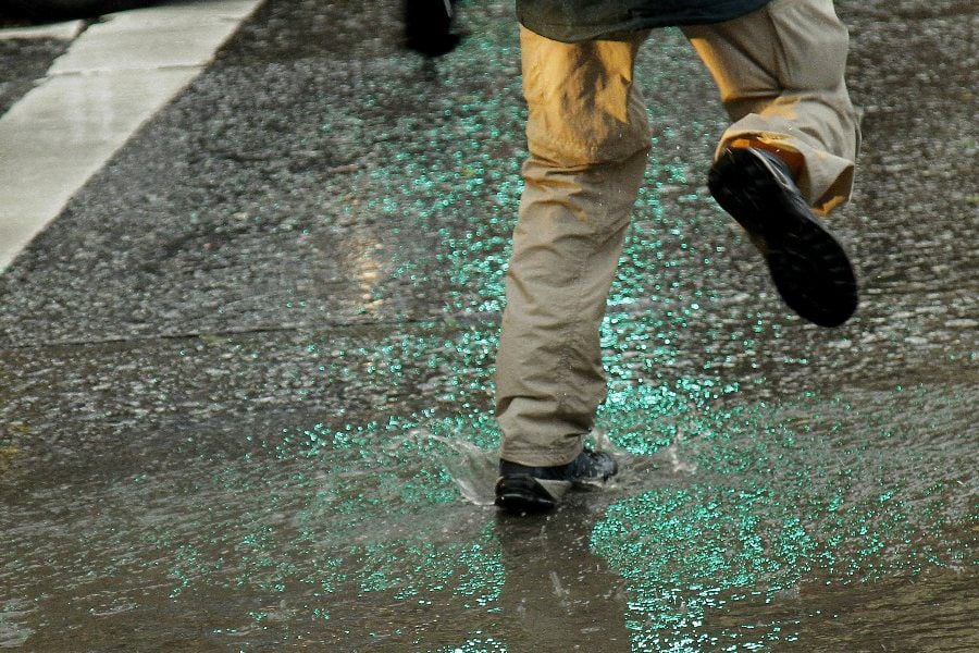 Los efectos de la sorpresiva lluvia de verano en Santiago: cortes de energía, caídas de rocas y filtraciones