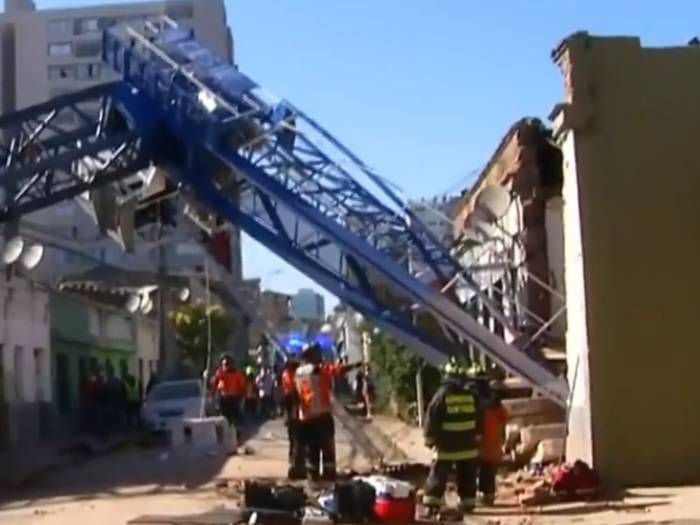 Grúa pluma dejó la escoba en Independencia: cayó sobre 2 casas