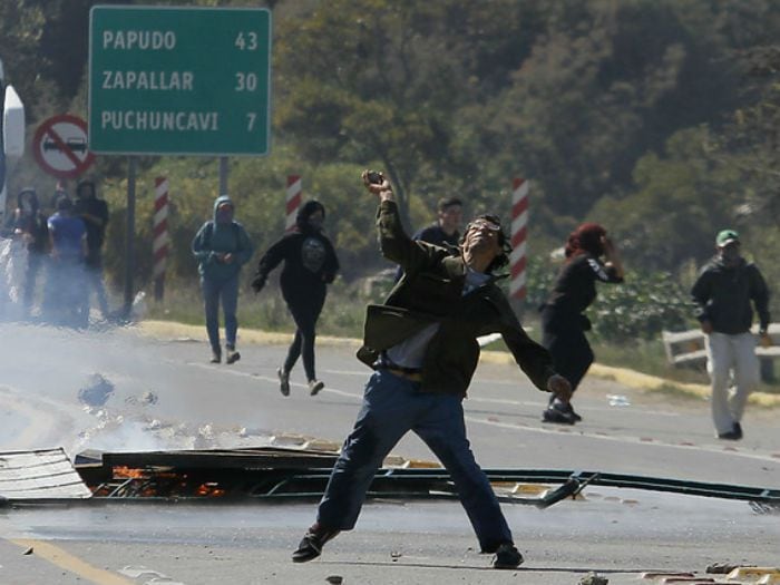 [Fotos] Quintero: manifestantes se enfrentan con FF.EE. tras protesta