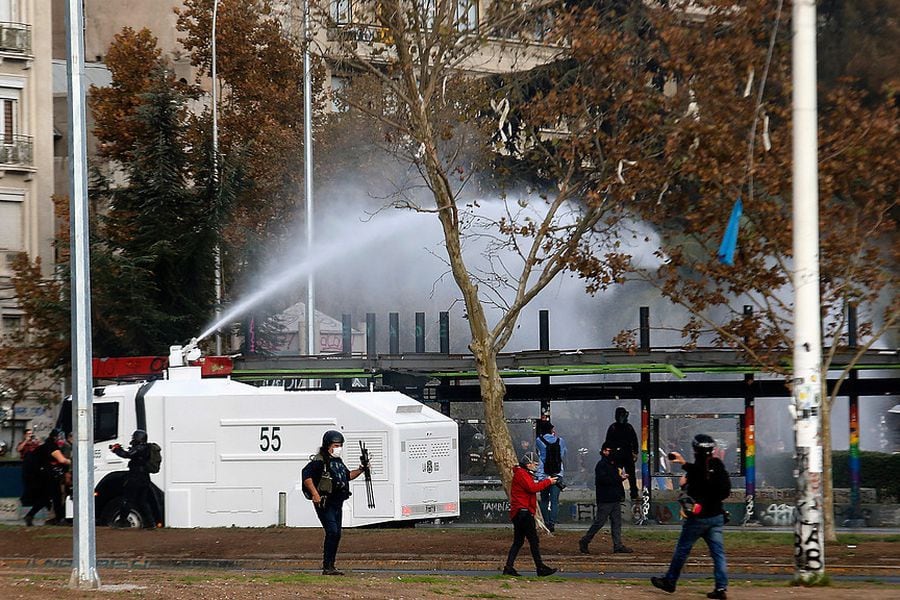 Registran nuevas manifestaciones en Plaza Baquedano: Carabineros informó sobre detenidos