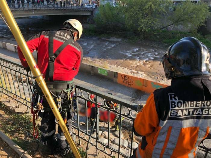 Macabro: hallan cuerpo de hombre flotando en el Río Mapocho