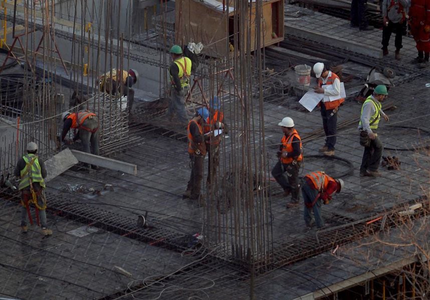 La construcción sanitizó hasta las palas para reactivar la industria