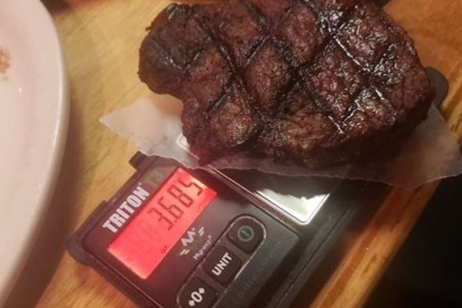 Le sirvieron un pedazo de carne muy pequeño: con una pesa dejó en evidencia al restorán