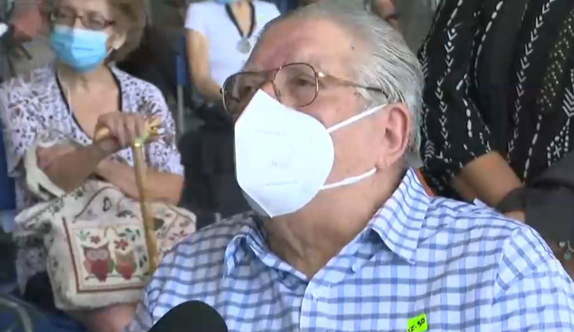 Se vacunó el Tío Valentín y criticó las medidas sanitarias: "Más de un año han experimentado, no lo sigan haciendo"