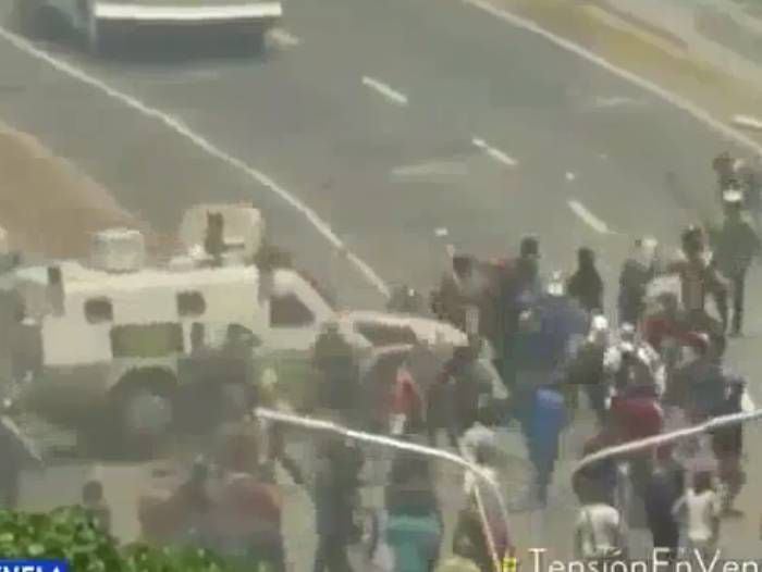 Impactante registro: tanqueta militar chavista arrolla a multitud de manifestantes