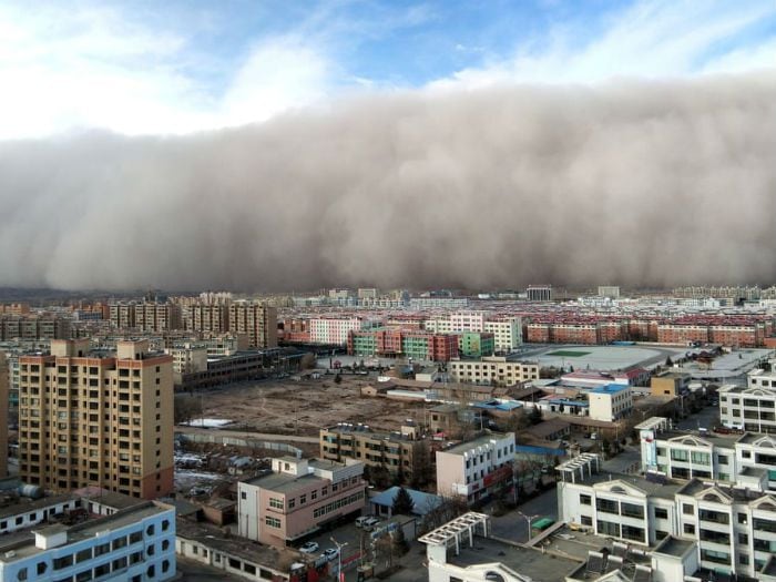 Impactante: captan cómo una ciudad es engullida por colosal tormenta de arena