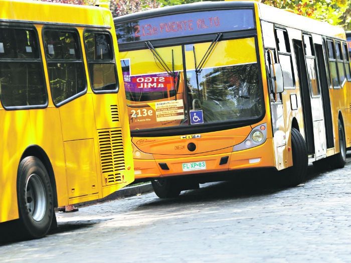 Sorprenden a niño de 12 años manejando micro en Puente Alto