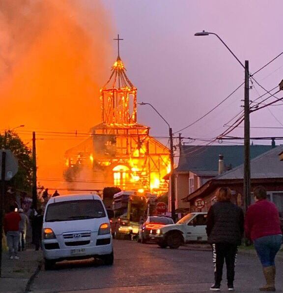 Feroz incendio destruyó histórica Iglesia San Francisco de Ancud