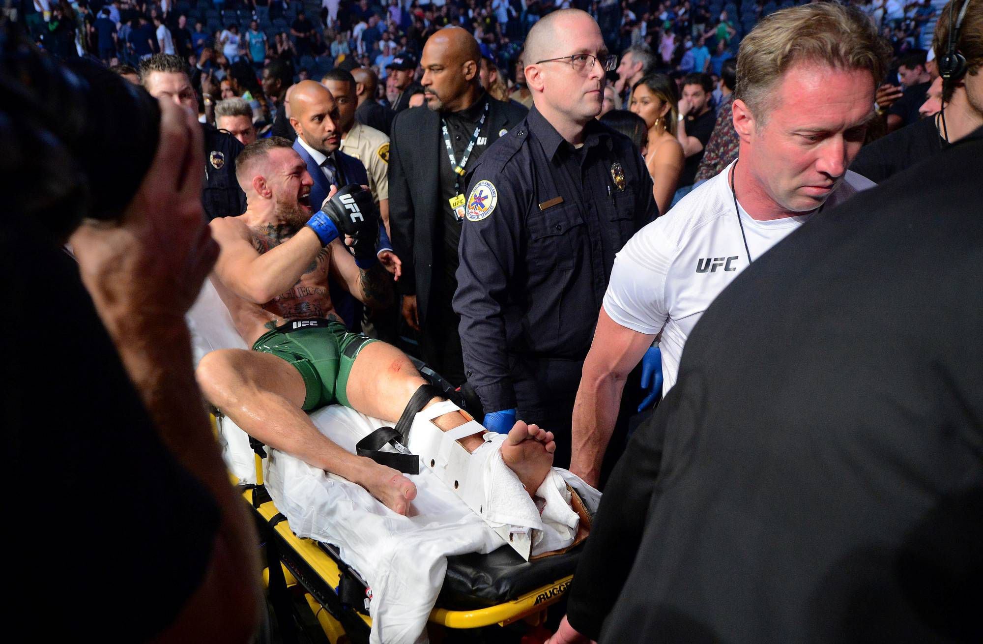 "Qué feo cayó": terrible fractura de McGregor lo deja fuera de combate ante Poirier